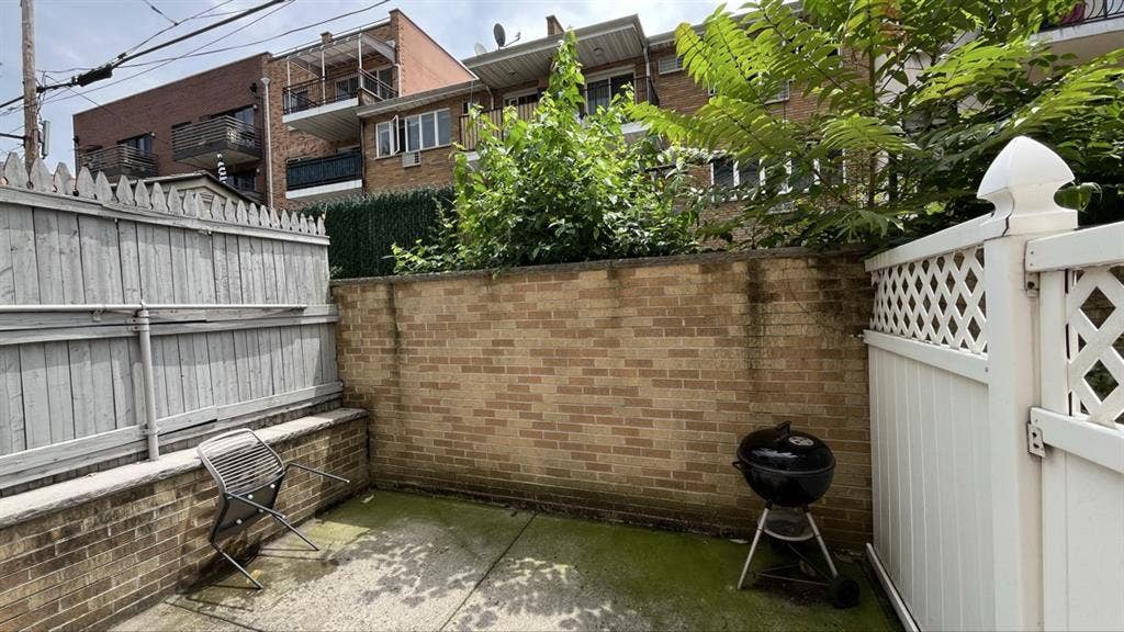 Room in Astoria 2br/1.5 bath