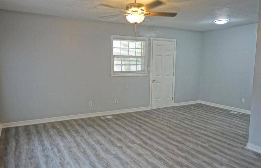 3bed house w/ fenced in back yard!