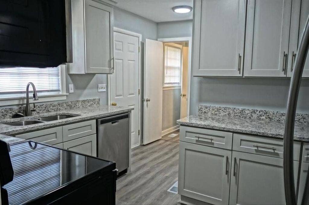 3bed house w/ fenced in back yard!