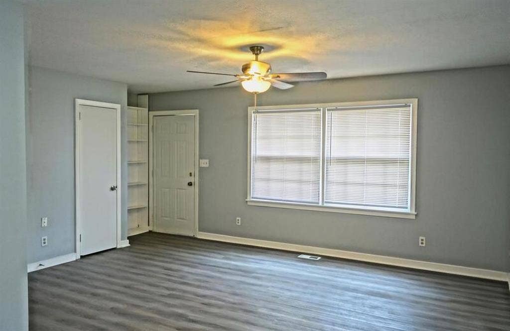 3bed house w/ fenced in back yard!
