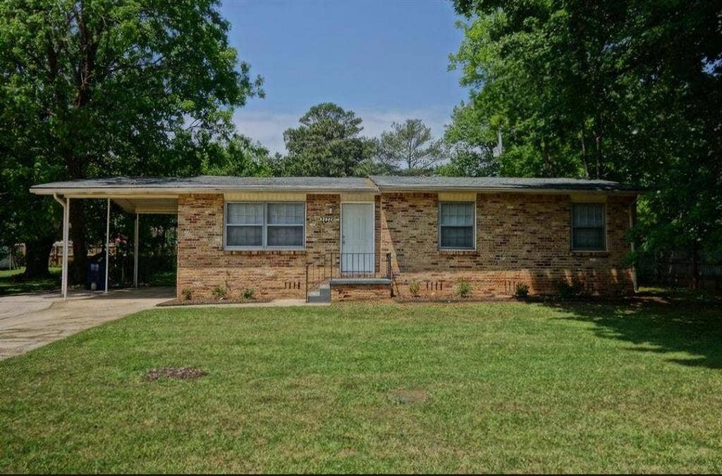 3bed house w/ fenced in back yard!