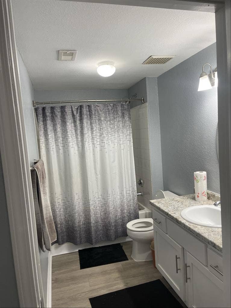 looking for a female roommate