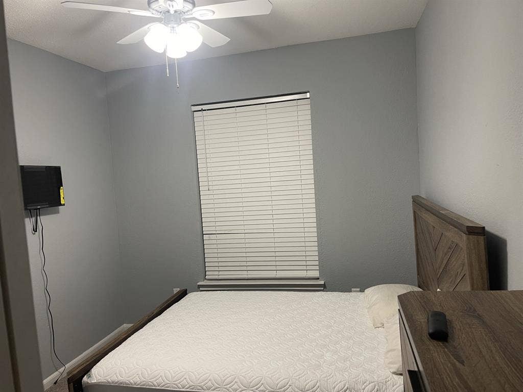 looking for a female roommate