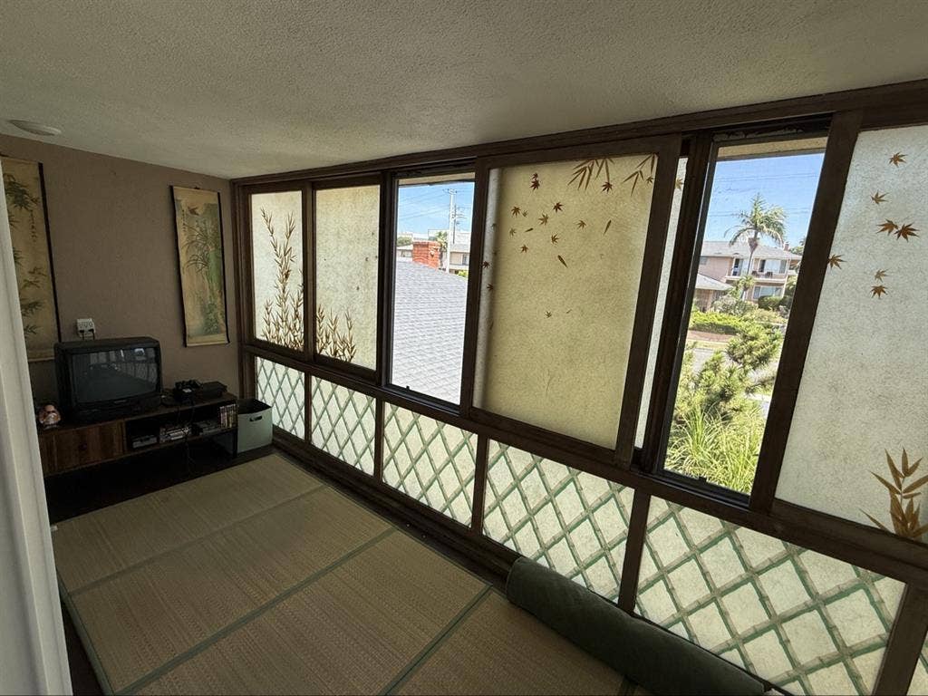 3 bed, 2 bath (~2100 sf) top floorr