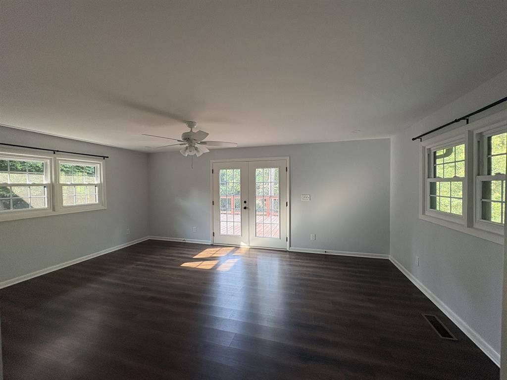 Modern 3 Bed 3.5 Bath House Athens