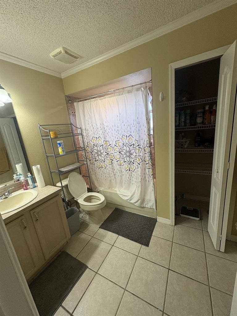 Room available in 4x3 house by UCF