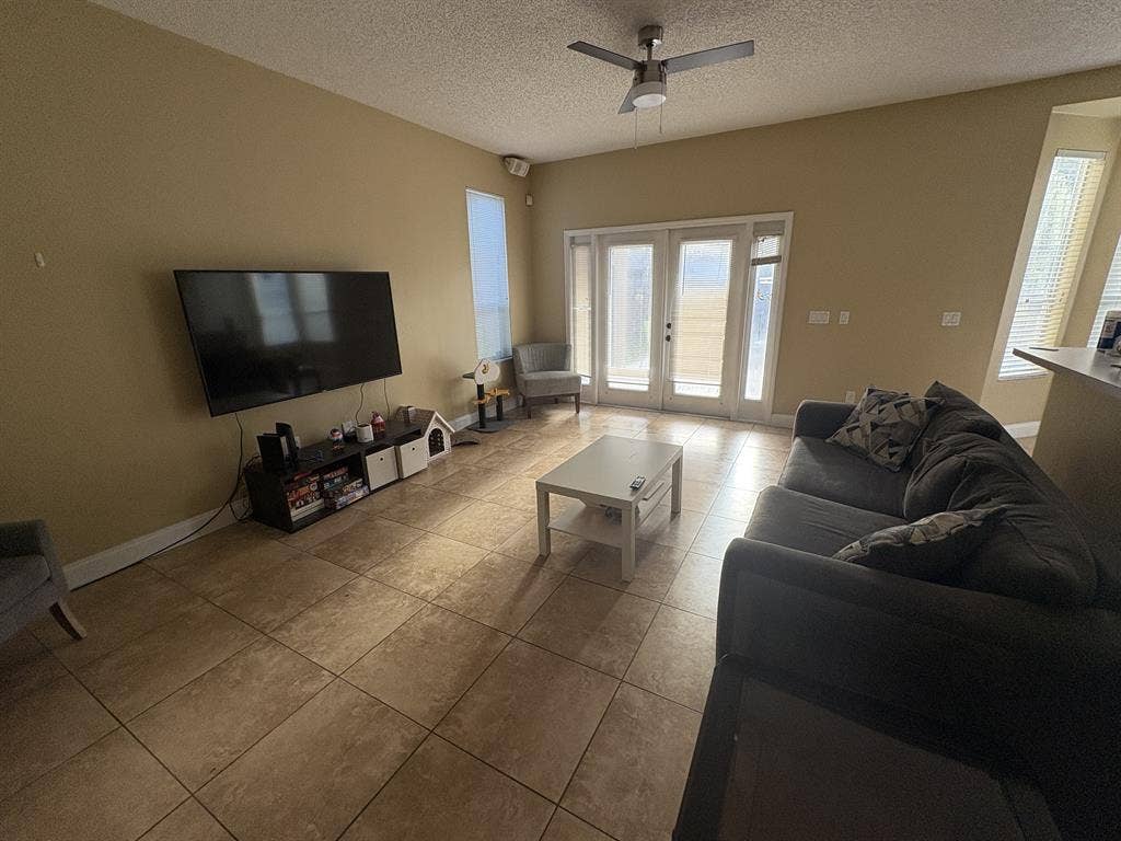 Room available in 4x3 house by UCF
