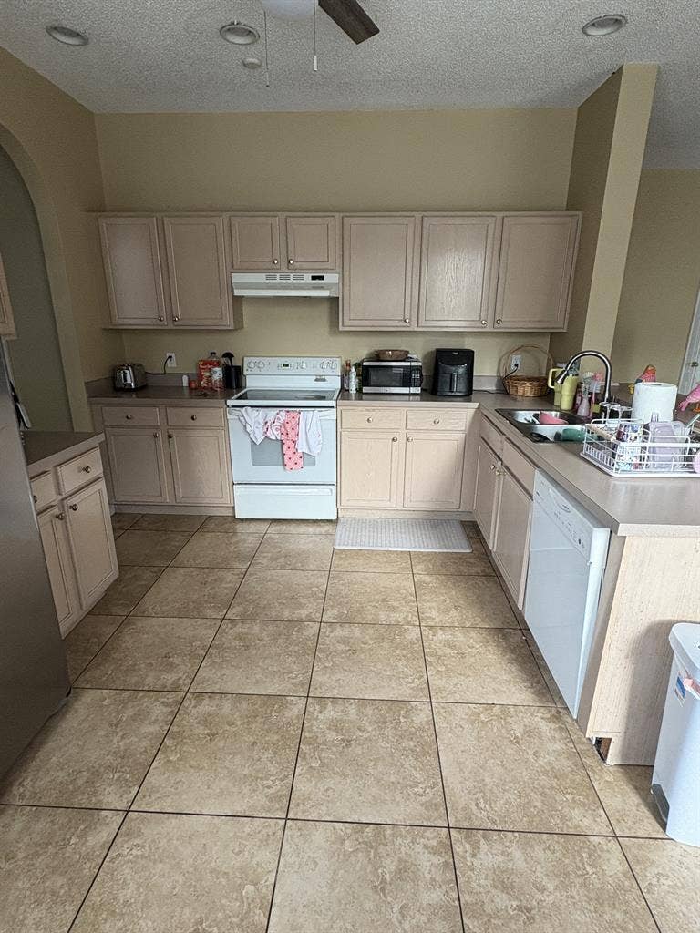 Room available in 4x3 house by UCF