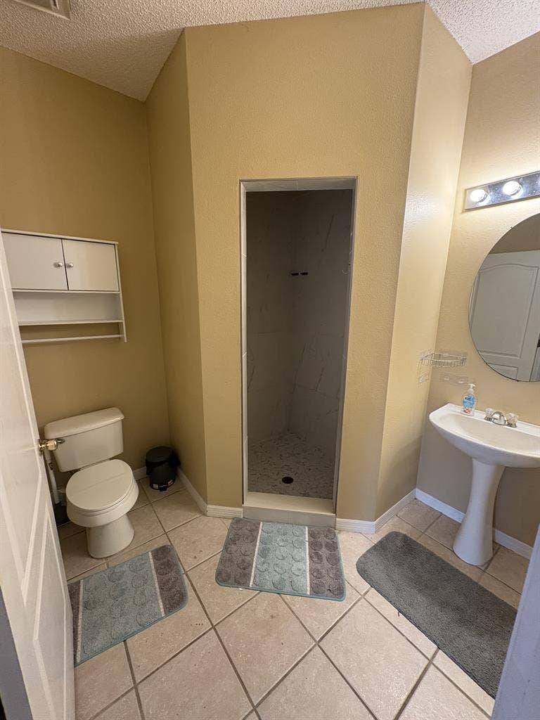 Room available in 4x3 house by UCF