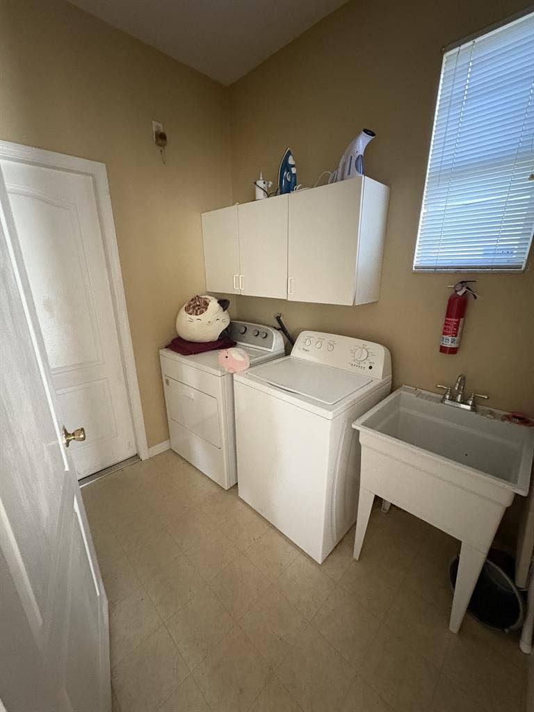 Room available in 4x3 house by UCF