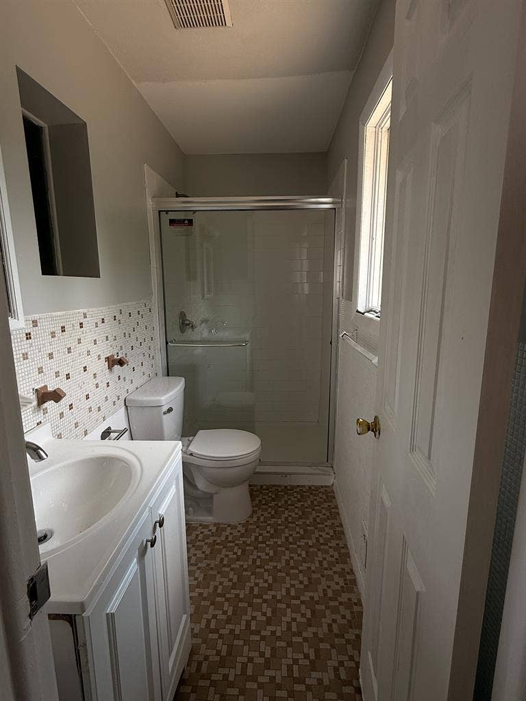 Edison room for rent
