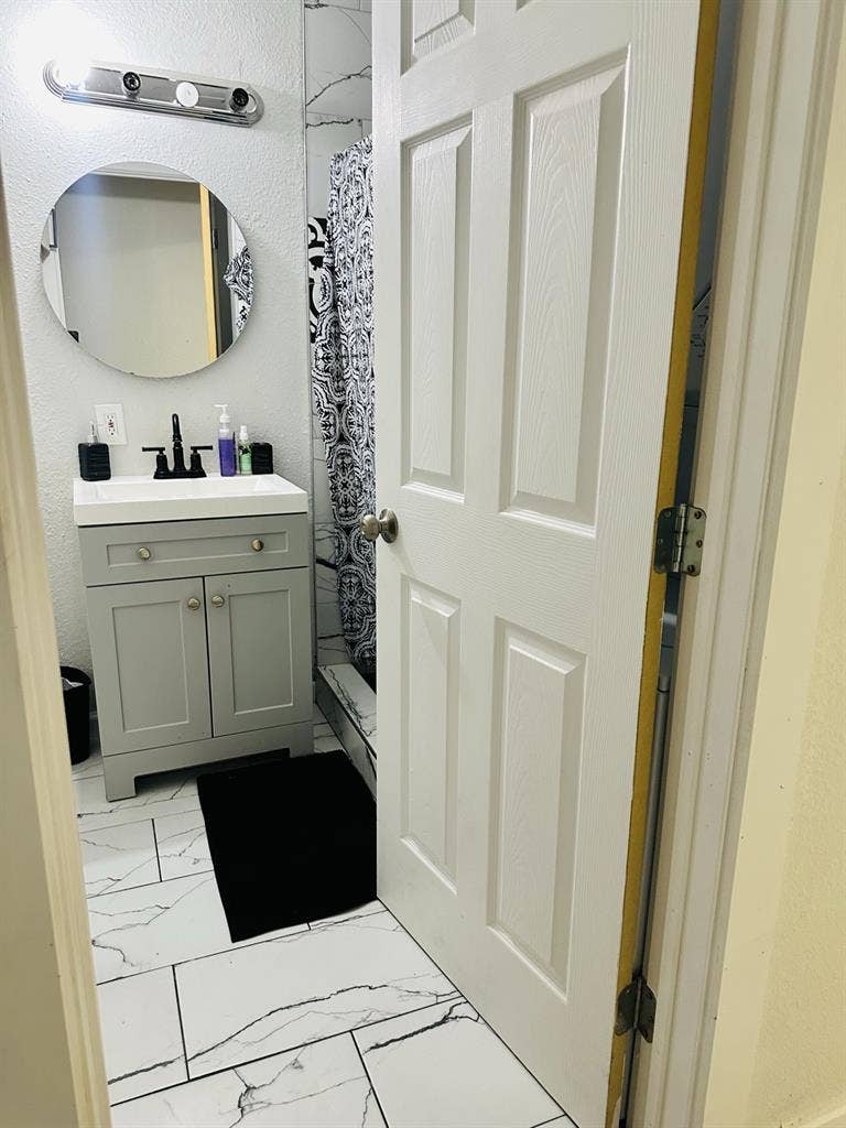 For rent-1 garage apartment (75241)