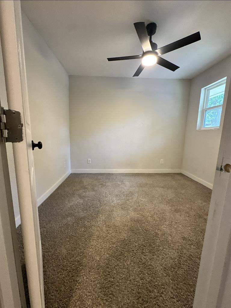 For rent-1 garage apartment (75241)
