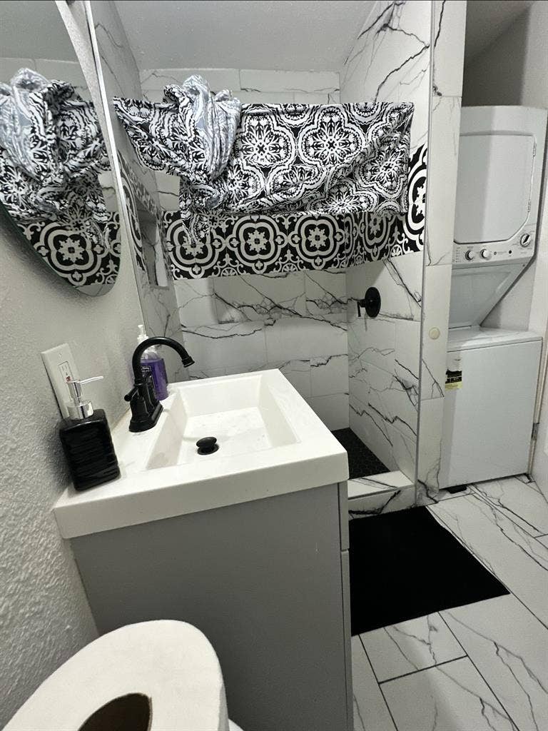 For rent-1 garage apartment (75241)