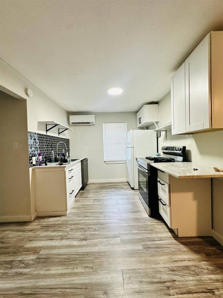 For rent-1 garage apartment (75241)