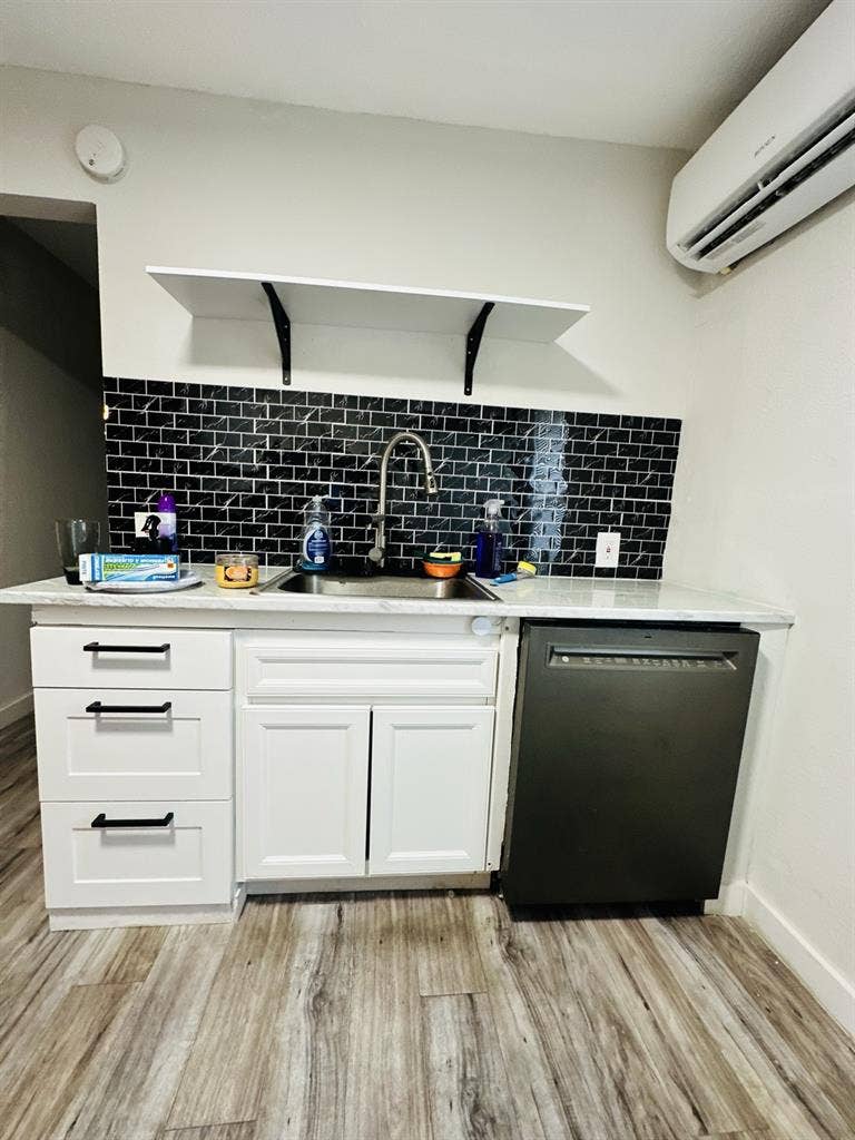 For rent-1 garage apartment (75241)