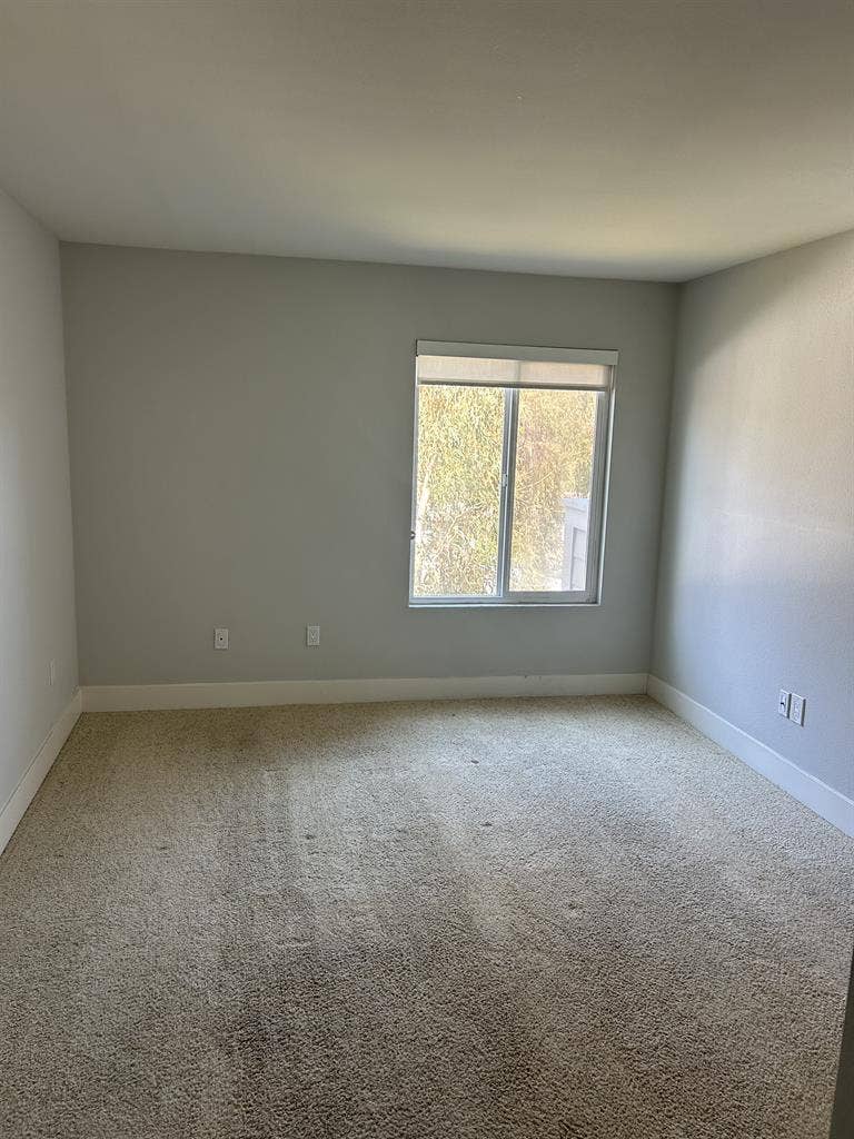 New Listing, move in available
