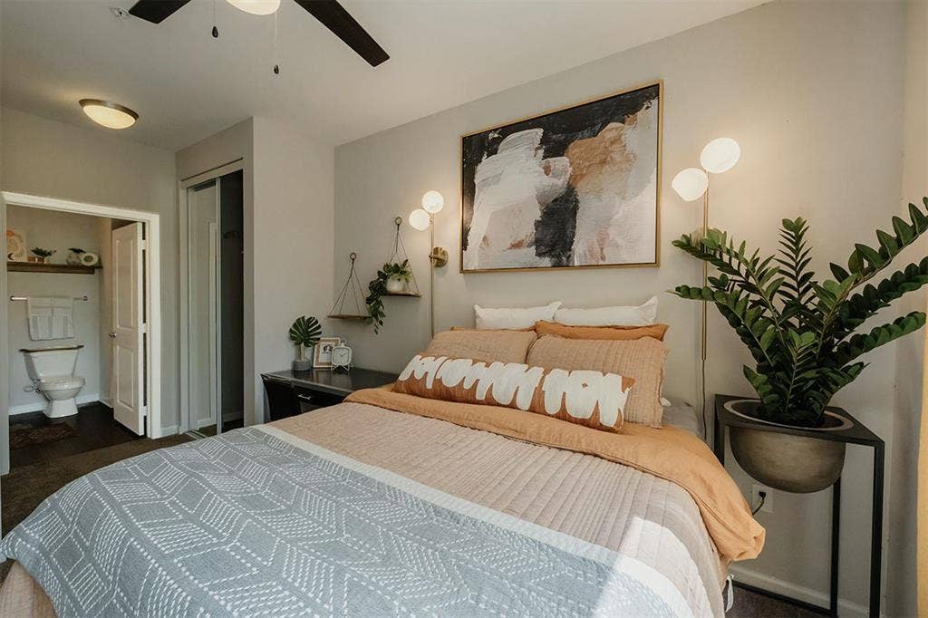 Room @ The Pavilion - North Grounds
