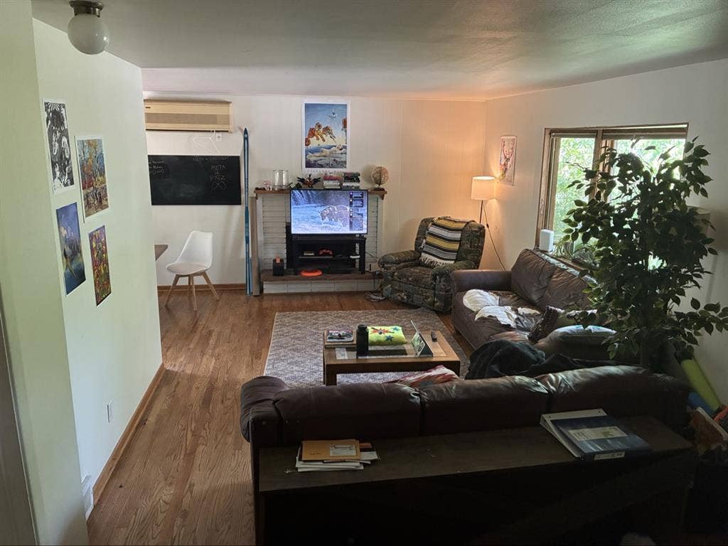 Looking for 1 Male Roommate