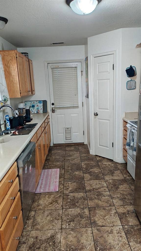 Unfurnished 2 bedrooms for rent
