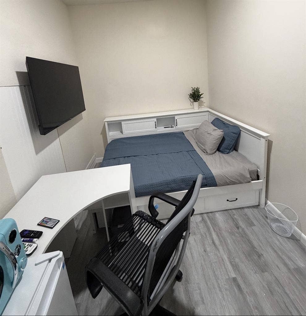 Studio- with Fridge and microwave
