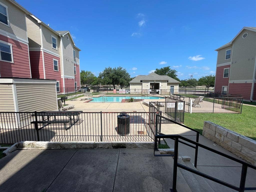 4 BR in Austin