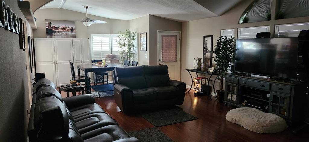 Room for rent in a 3 bd 2 bth house
