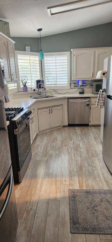 Room for rent in a 3 bd 2 bth house
