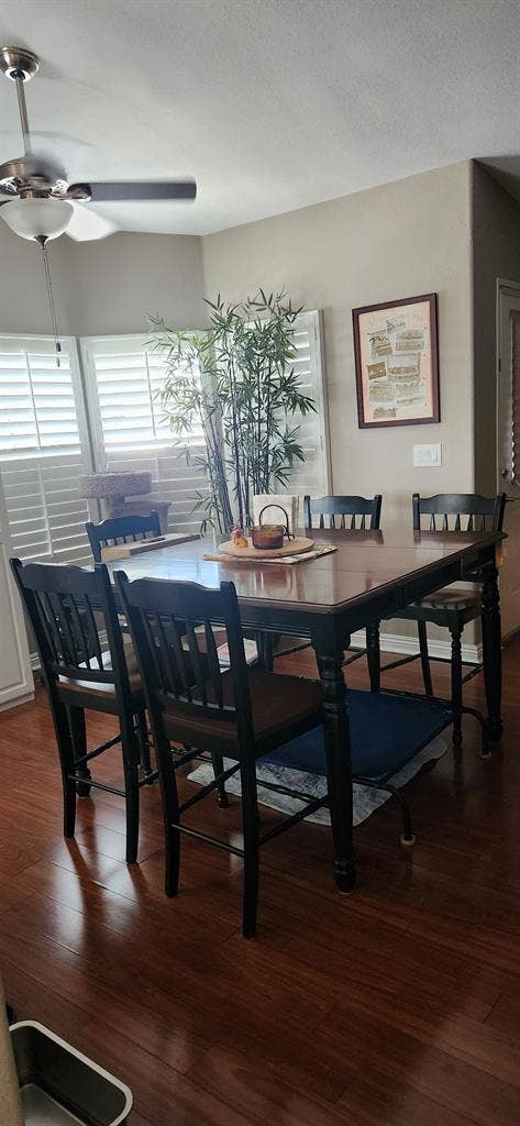Room for rent in a 3 bd 2 bth house