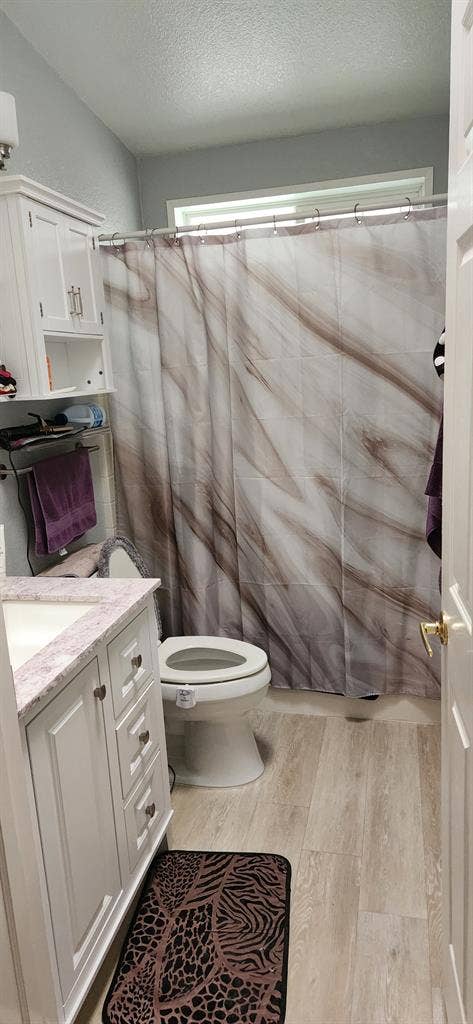 Room for rent in a 3 bd 2 bth house