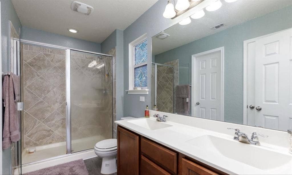 Master Bedroom for Rent $800/month