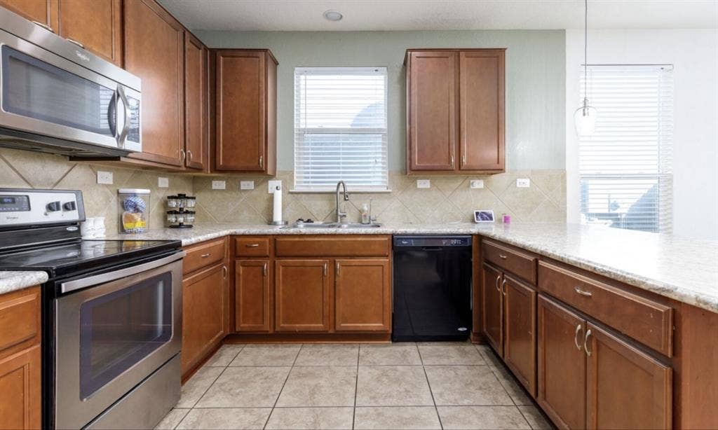 Master Bedroom for Rent $800/month
