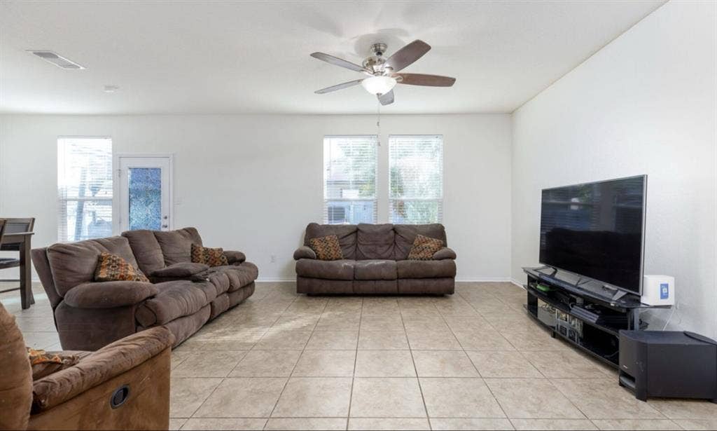 Master Bedroom for Rent $800/month