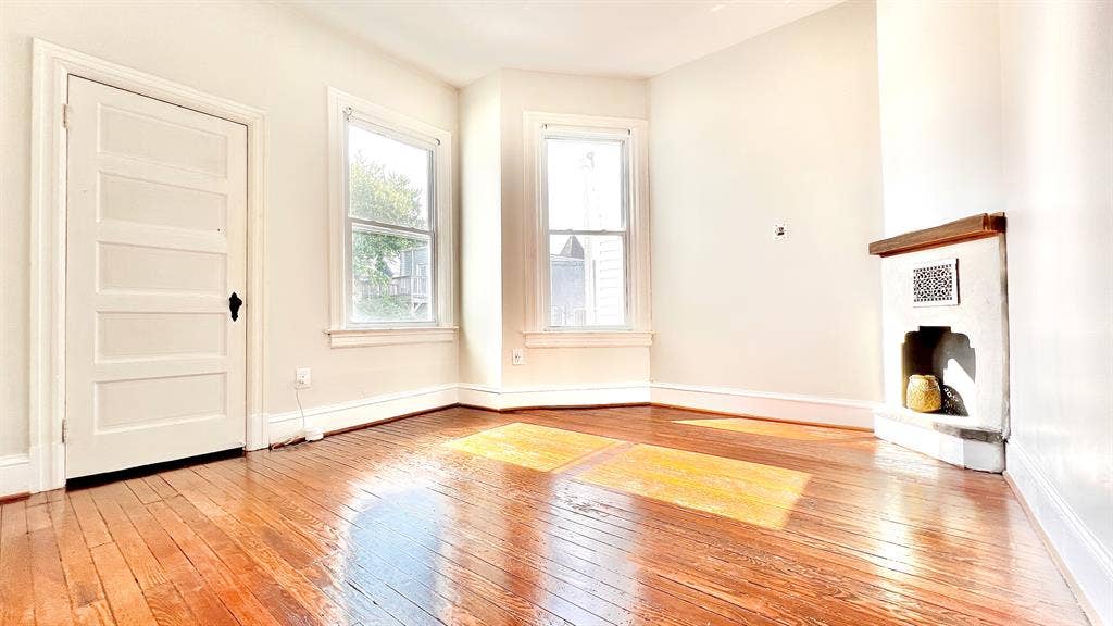 Bright, Light Filled Room for Rent