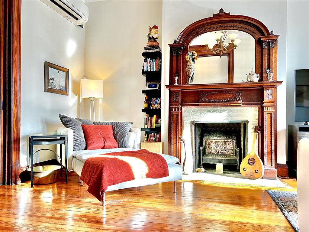 Bright, Light Filled Room for Rent