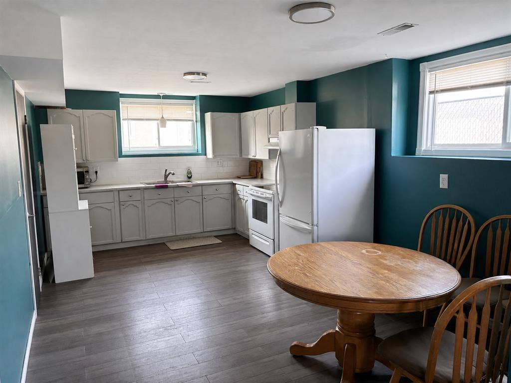 Bright Basement w/ Private Kitchen