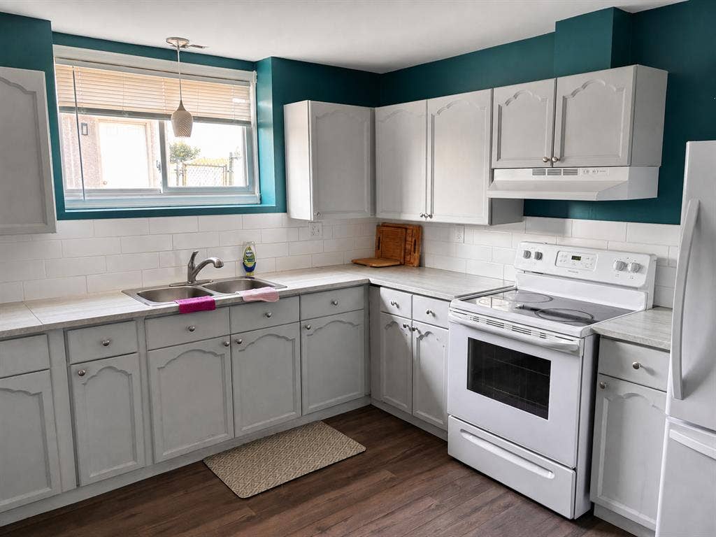 Bright Basement w/ Private Kitchen