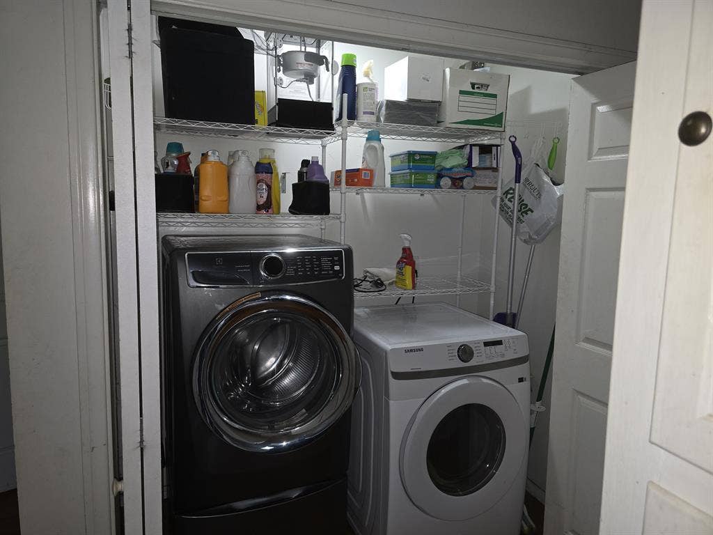 large room w/walk-in closet
