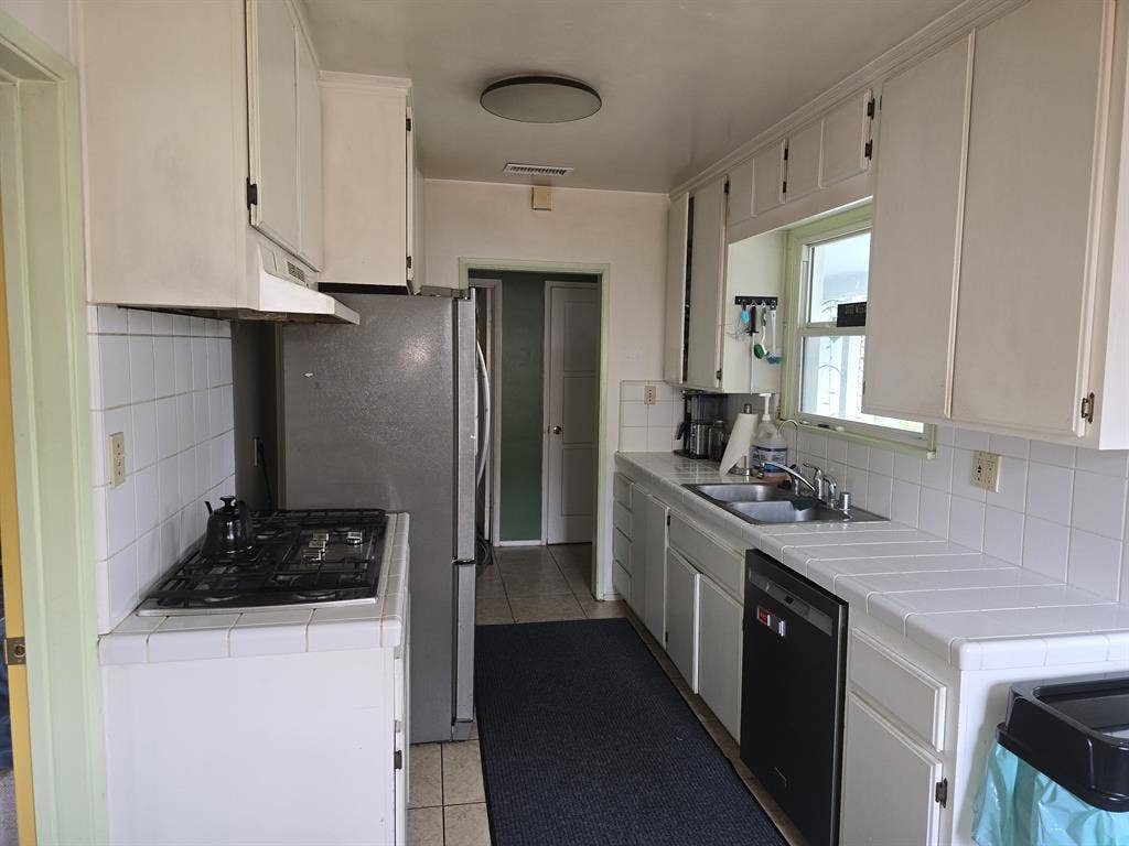 large room w/walk-in closet