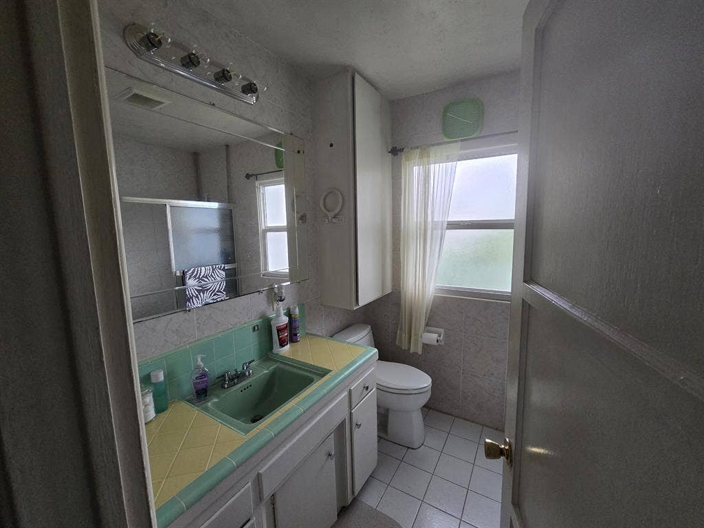 large room w/walk-in closet