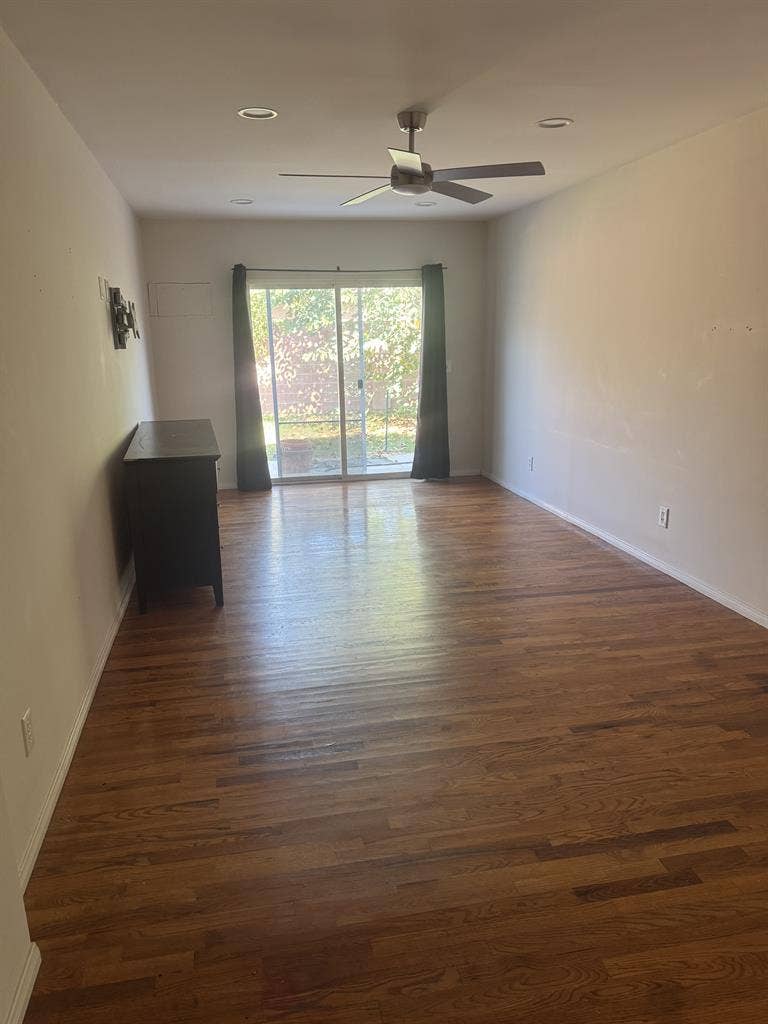 large room w/walk-in closet