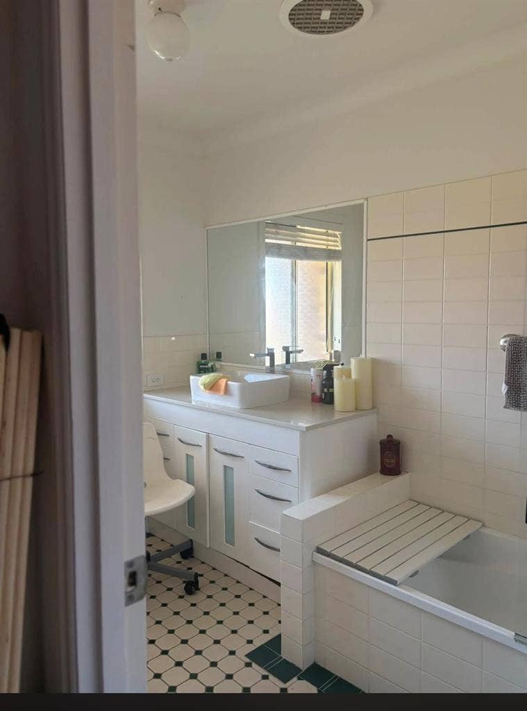 Room avail a beautiful home benowa