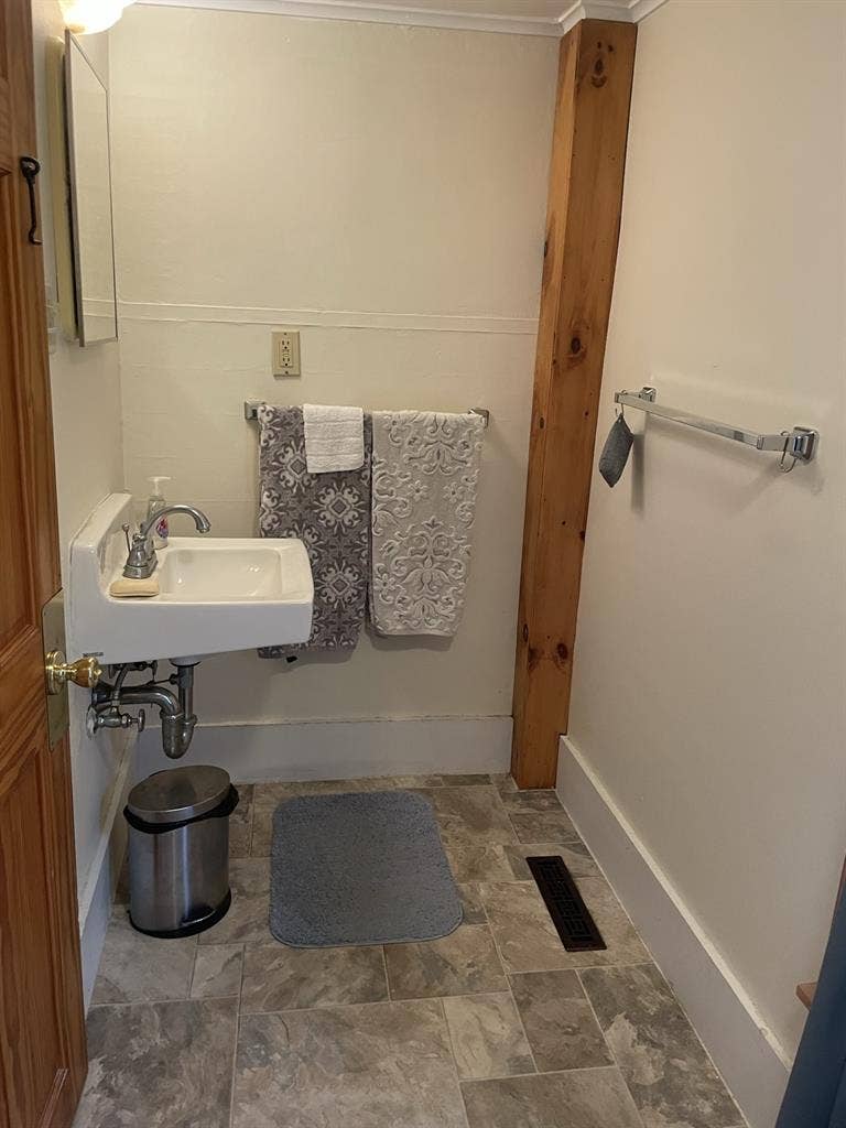 Large Room w/Walk-in Closet-Amherst