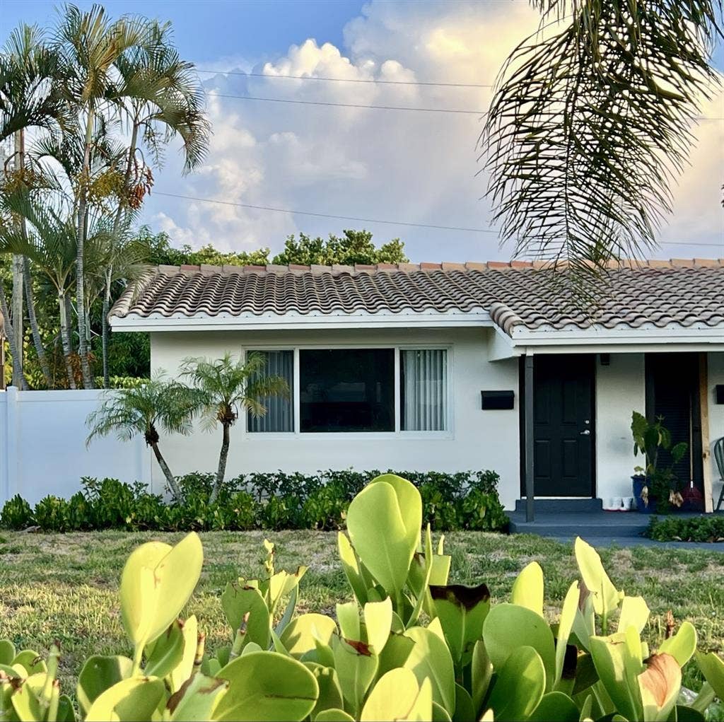 1/1 East Boca. Pets Ok. Flex Terms