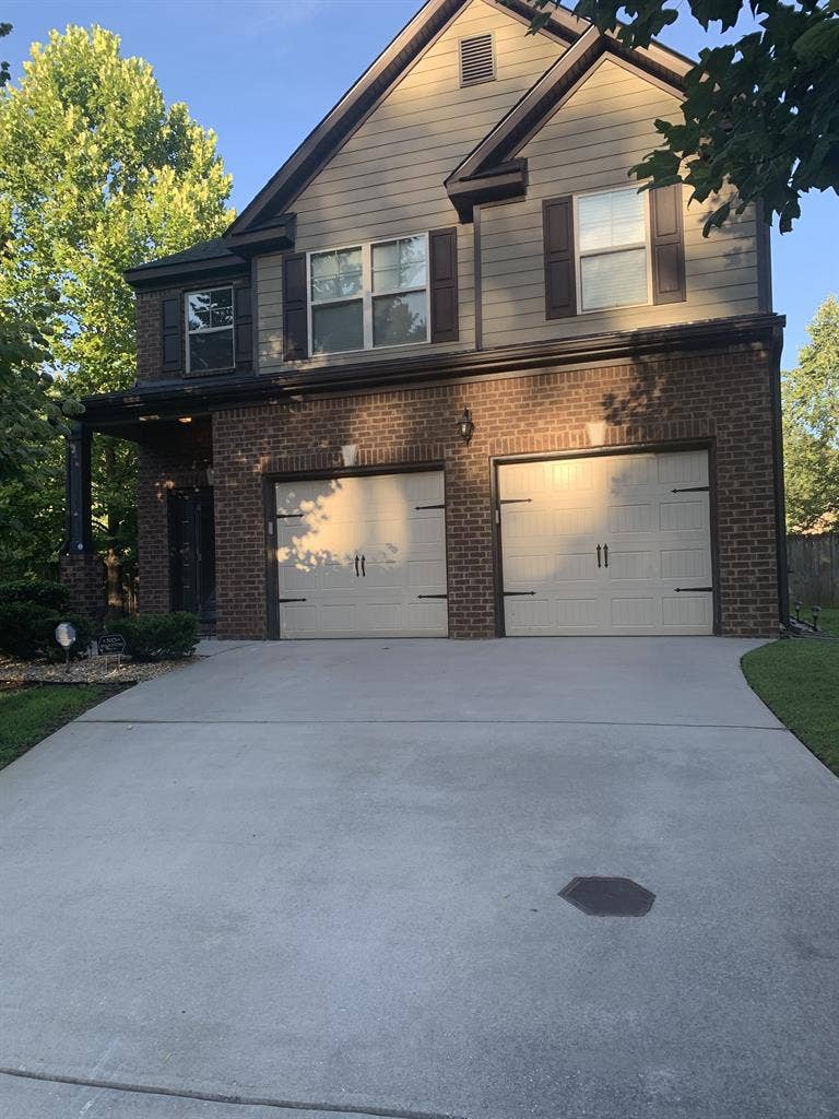 Looking for a male roommate