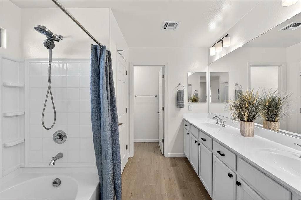 Looking for East Mesa Roommate