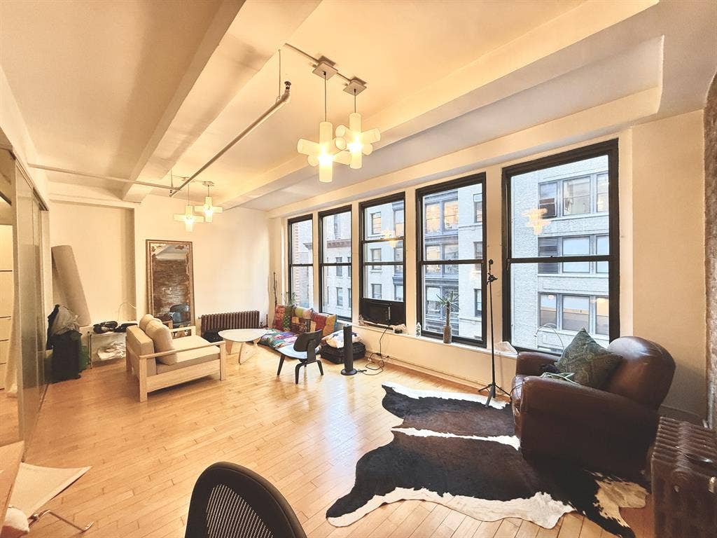 BIG BRIGHT PRIVATE SUITE IN CHELSEA