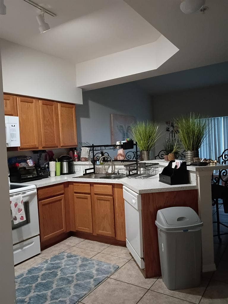 Room for rent large apartment