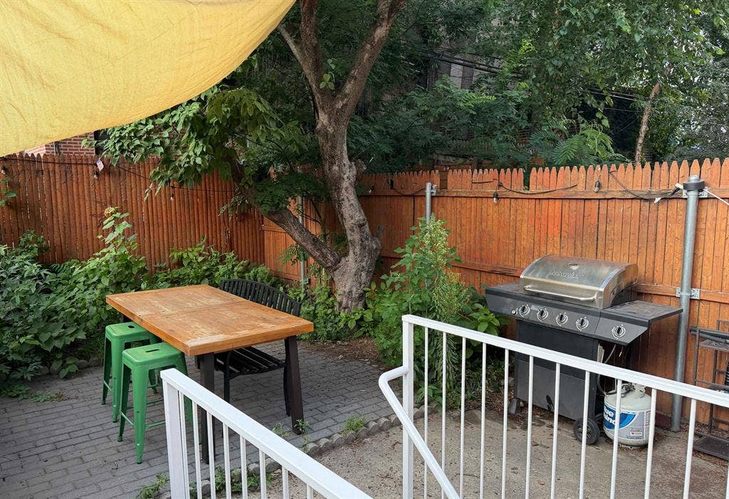 Greenpoint Room / Private Backyard