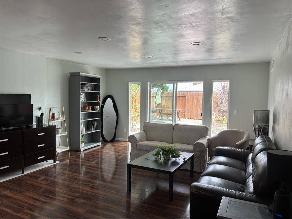 3 rooms available